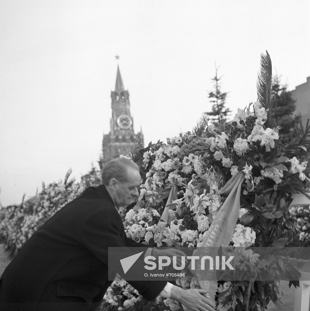 John Gollan laying wreath