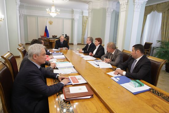 Vladimir Putin chairs meeting in Novo-Ogaryovo