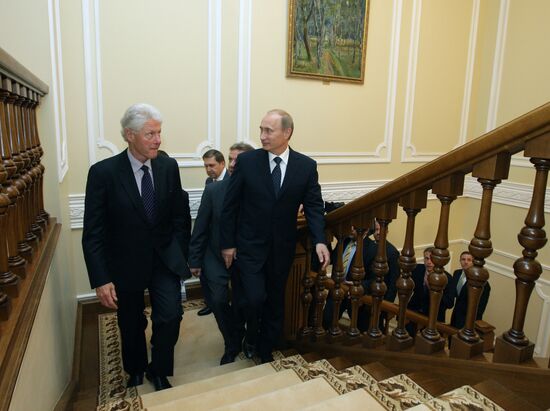 Vladimir Putin meets with Bill Clinton