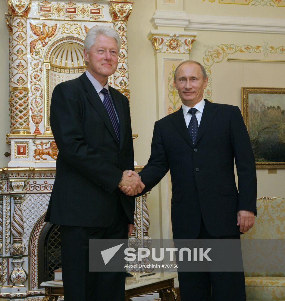 Vladimir Putin meets with Bill Clinton