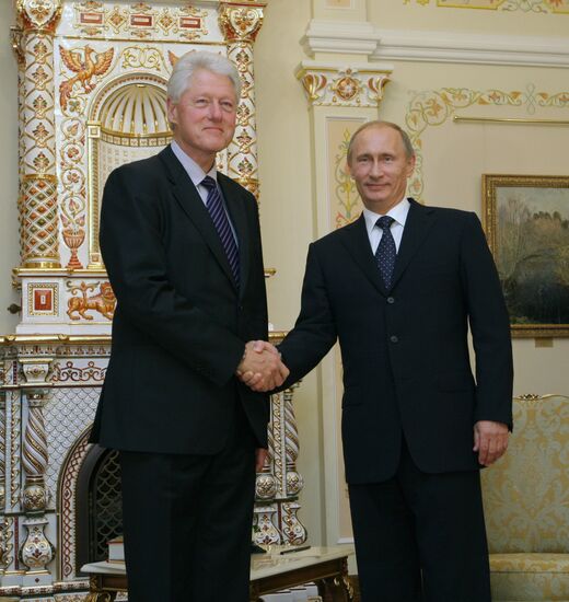Vladimir Putin meets with Bill Clinton