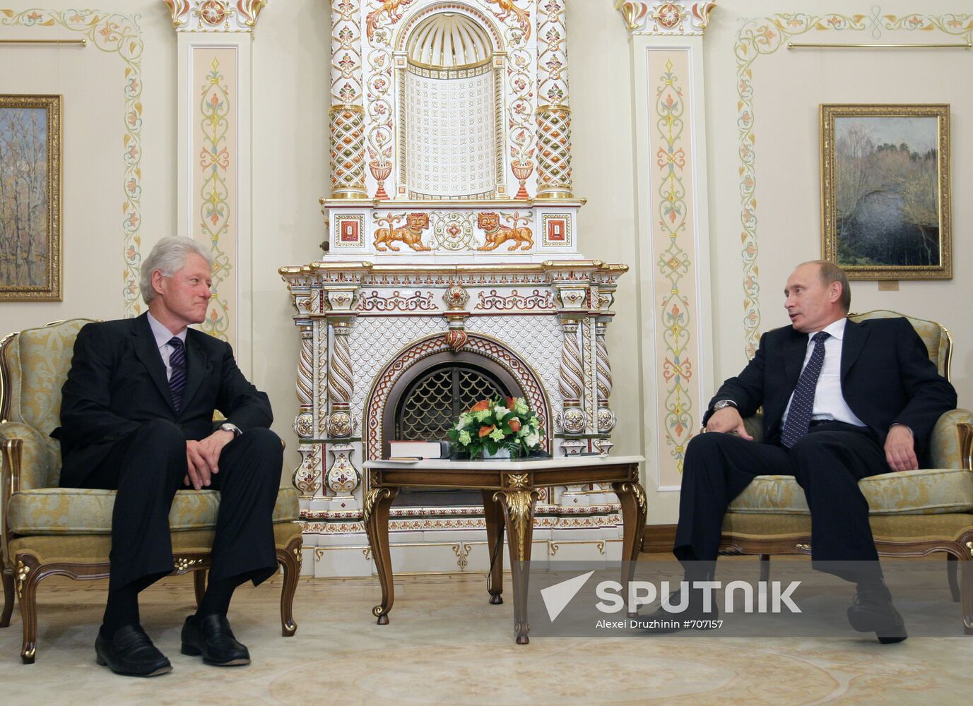 Vladimir Putin meets with Bill Clinton