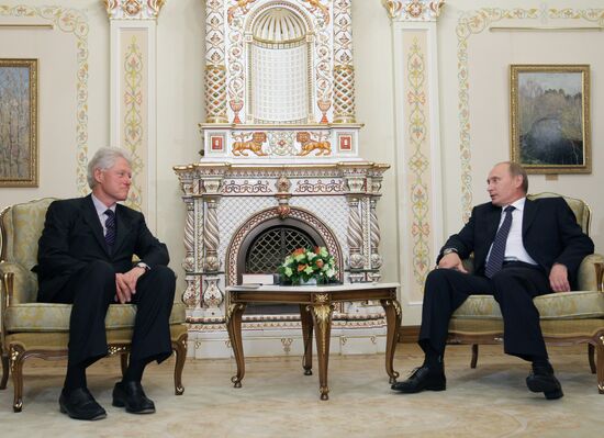 Vladimir Putin meets with Bill Clinton