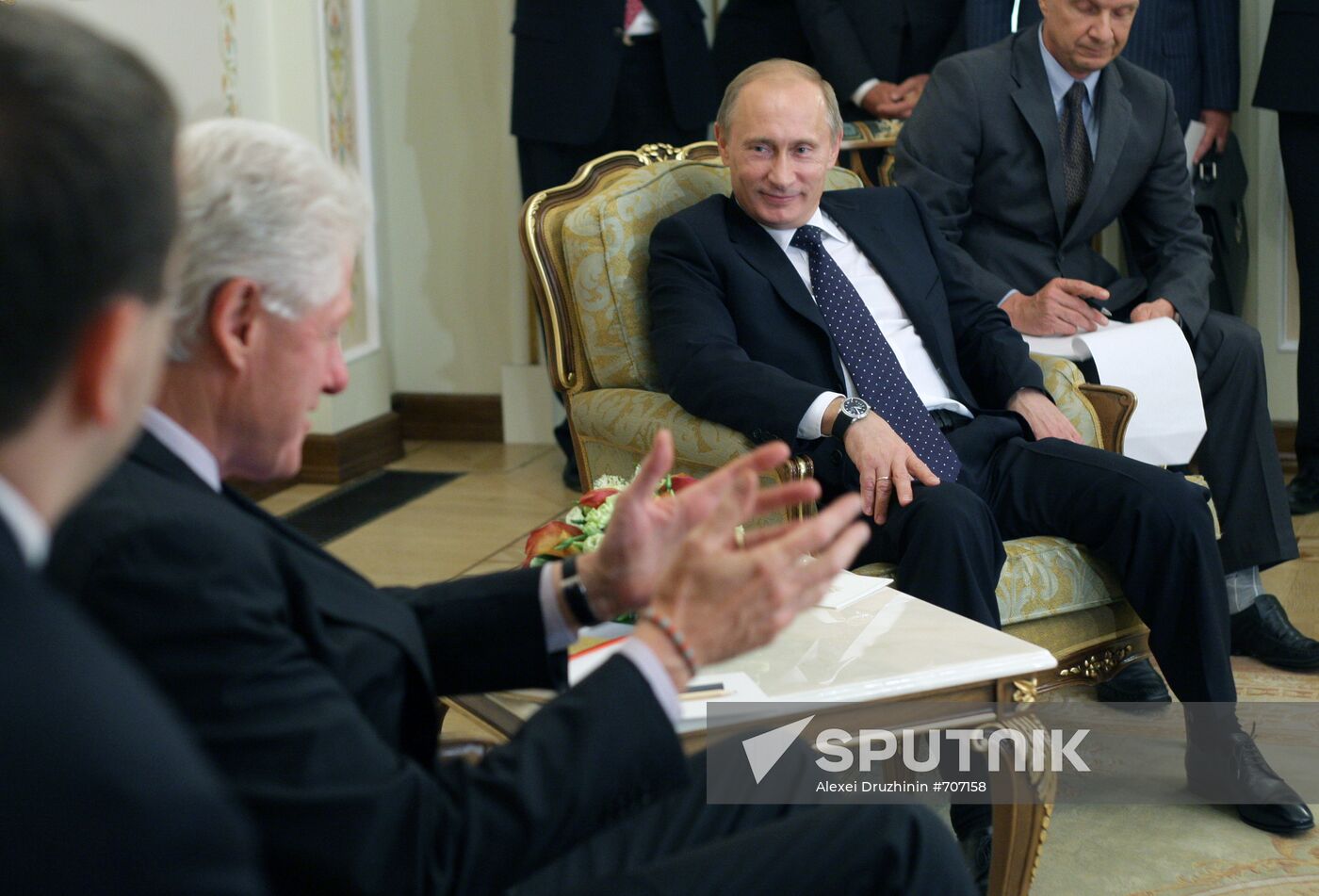 Vladimir Putin meets with Bill Clinton