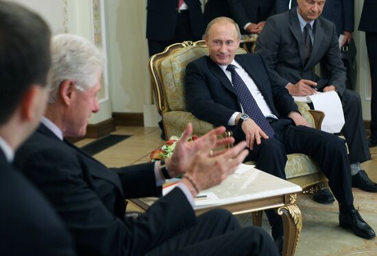 Vladimir Putin meets with Bill Clinton