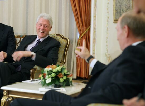Vladimir Putin meets with Bill Clinton