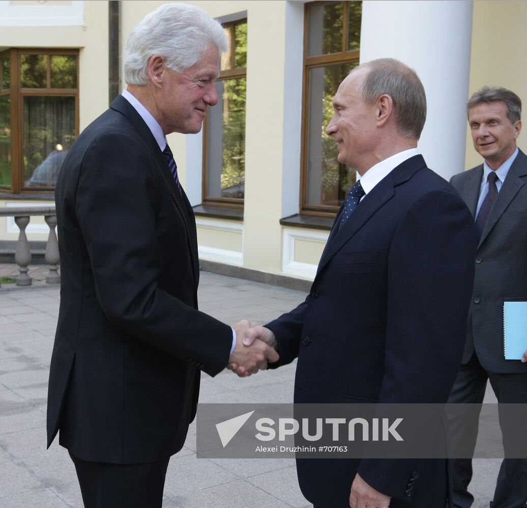 Vladimir Putin meets with Bill Clinton