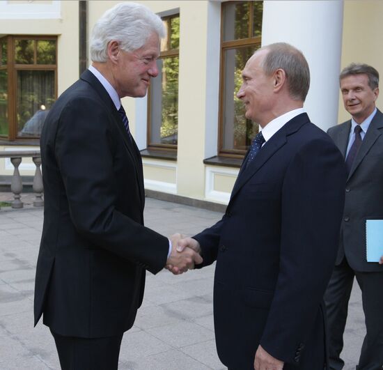 Vladimir Putin meets with Bill Clinton
