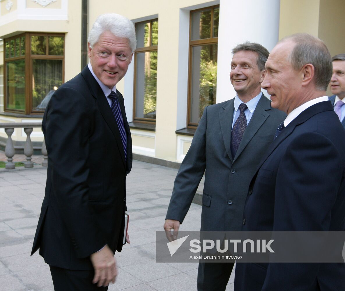 Vladimir Putin meets with Bill Clinton