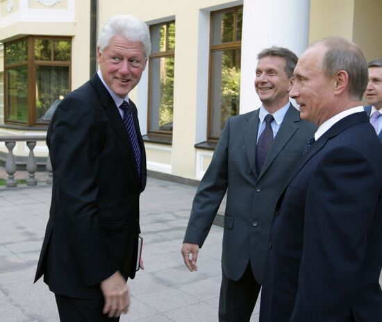 Vladimir Putin meets with Bill Clinton