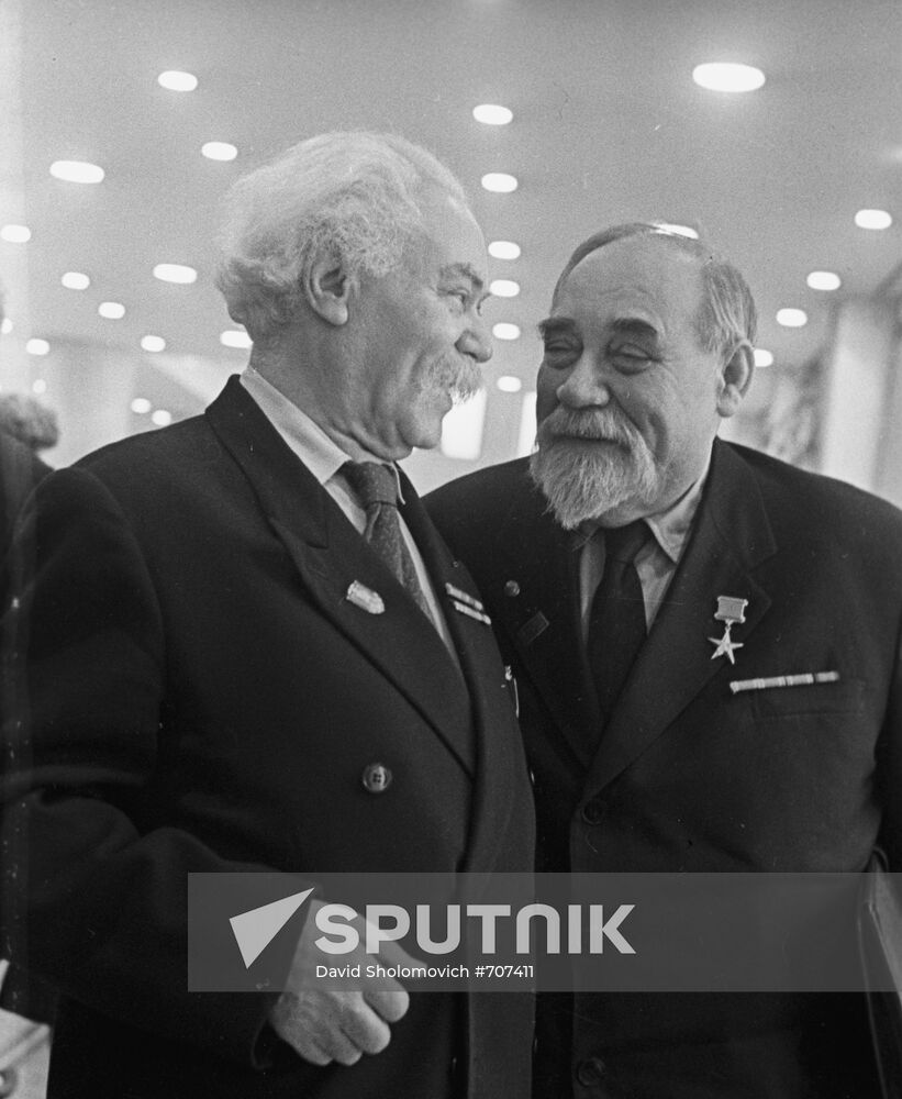 Guest of honor at XXII CPSU Congress Moisey Gubelman and Congress delegate Fyodor Petrov