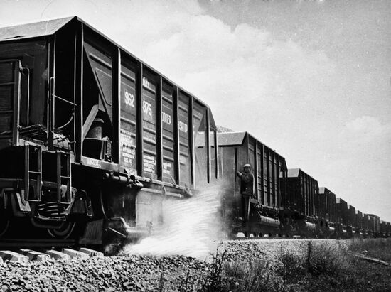 TsNII-DVZ ballast car for transportation and unloading
