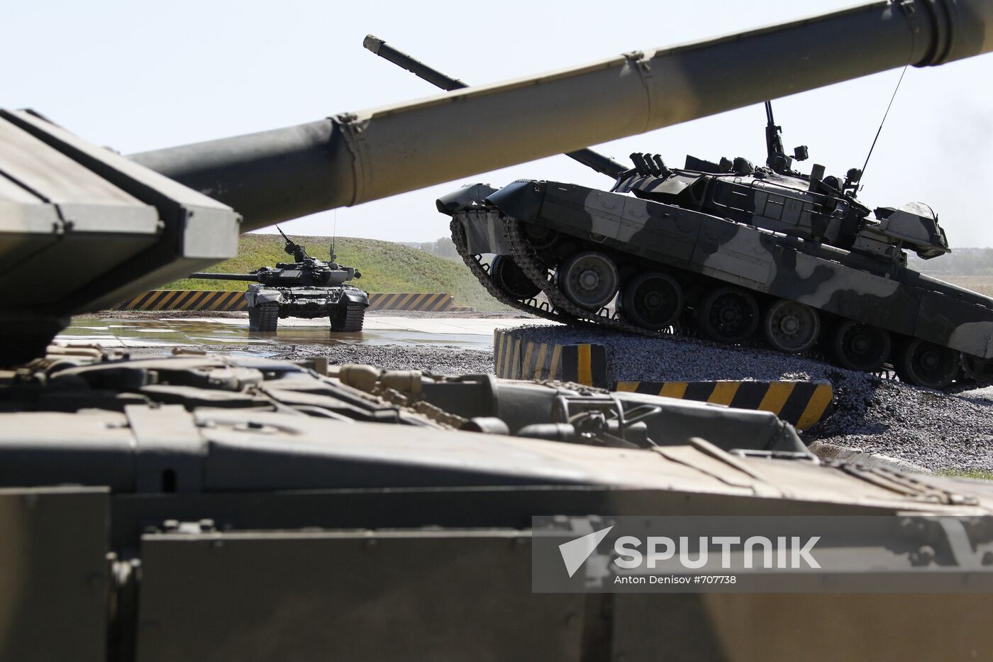 T-90A and T-80U battle tanks