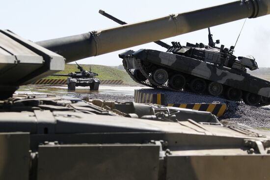 T-90A and T-80U battle tanks