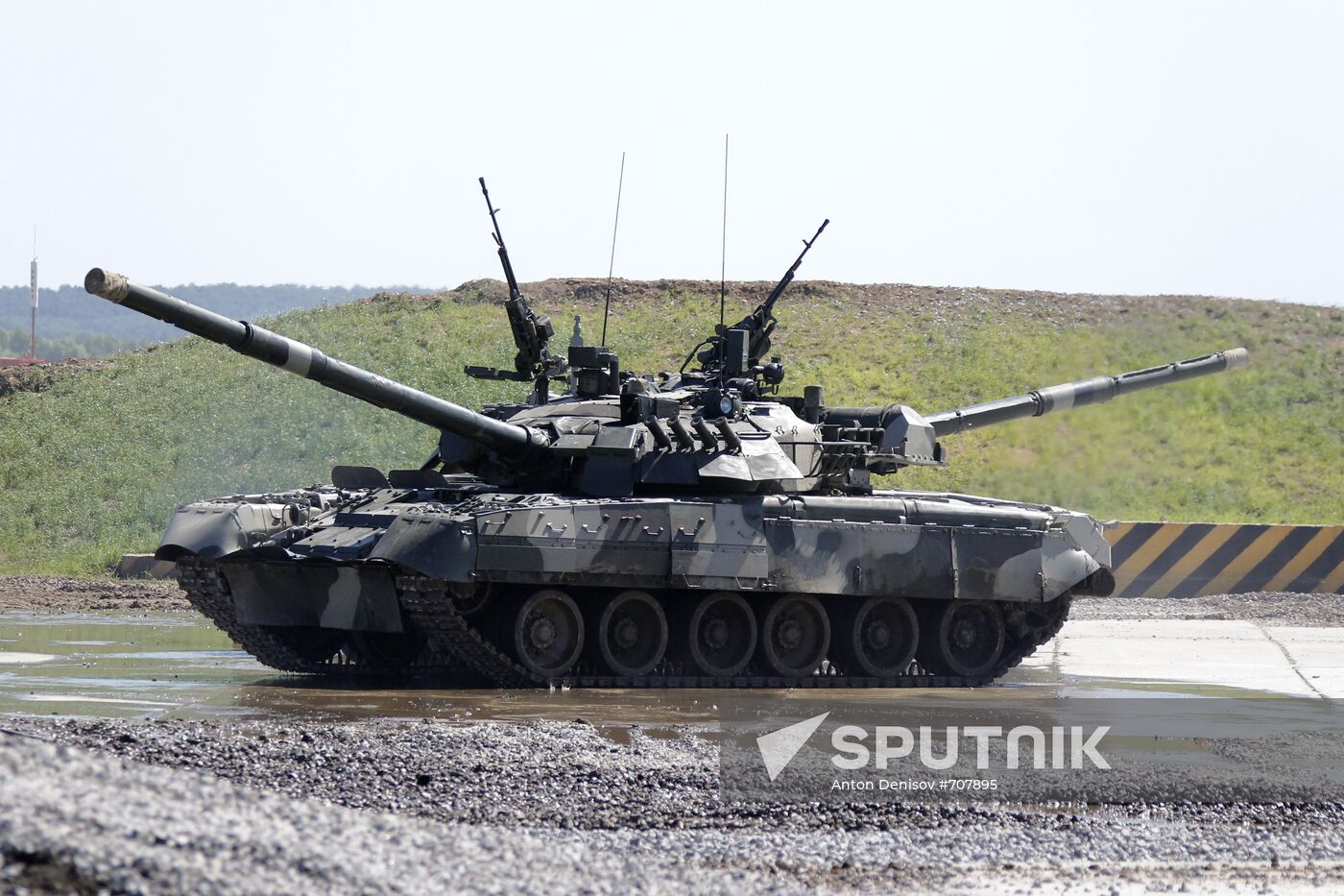 T-90A and T-80U battle tanks