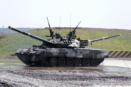 T-90A and T-80U battle tanks