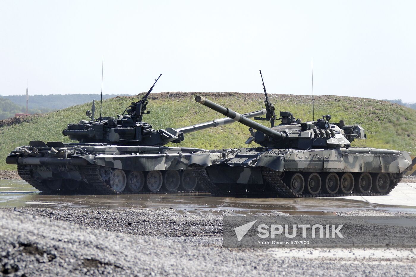 T-90A and T-80U battle tanks