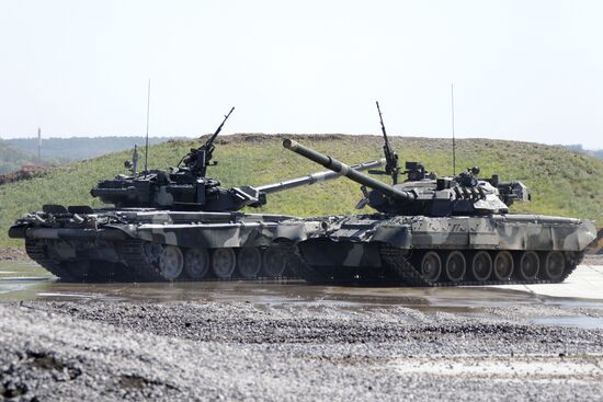 T-90A and T-80U battle tanks