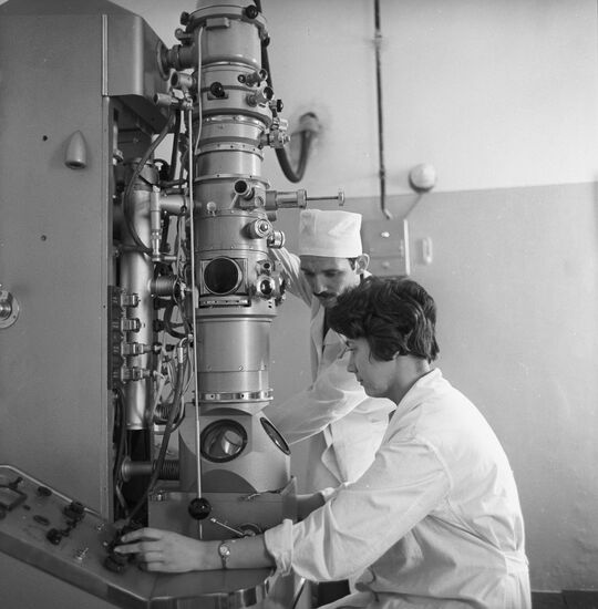 UEMB-100B electronic microscope