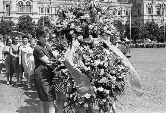 Tereshkova lays wreath to Mausoleum