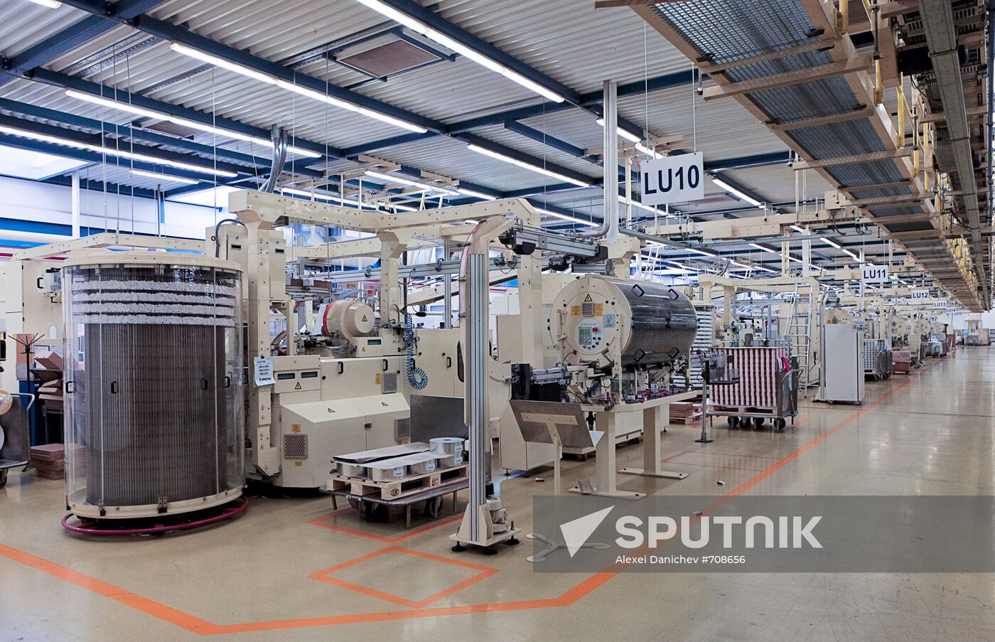 General view of the cigarette-manufacturing shop