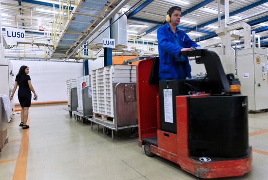 General view of the cigarette-manufacturing shop