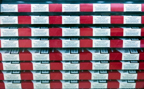 Packaging cigarettes into blocks