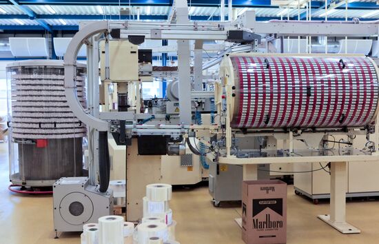 Packaging cigarettes into blocks