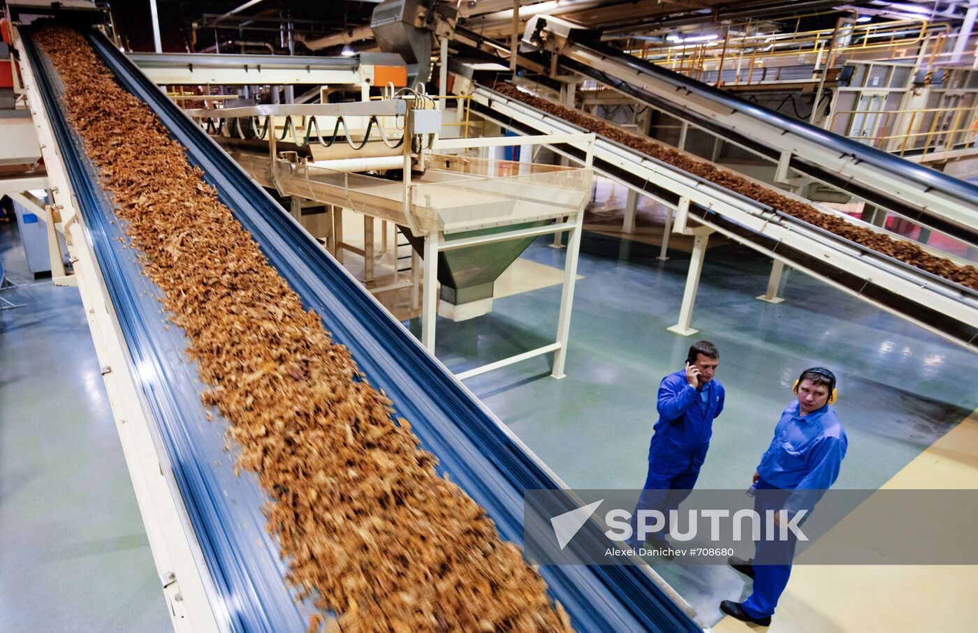 Preparing tobacco mixtures for cigarettes