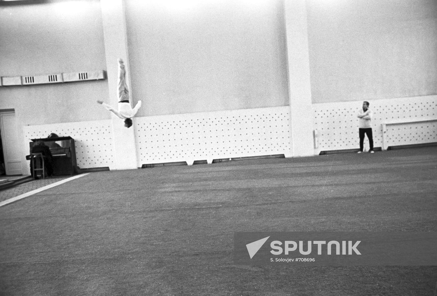 World artistic gymnastics champion N. Andrianov during training