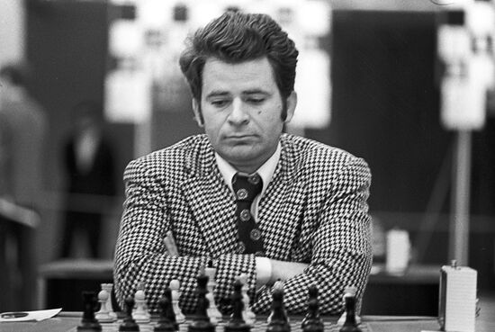 Russian chess grandmasters Boris Spassky, right, and Anatoly