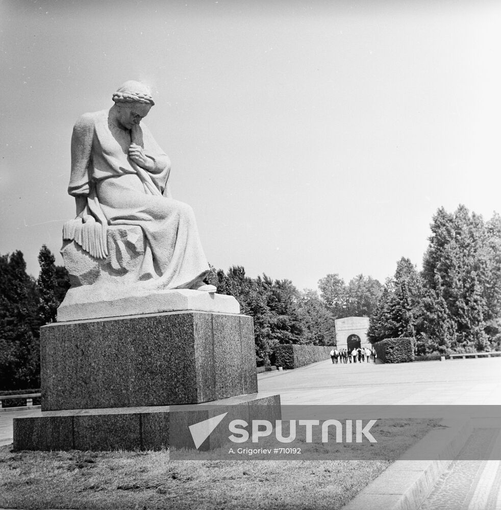 "Mother" sculpture in Treptov park