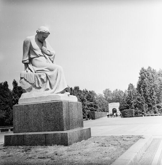"Mother" sculpture in Treptov park