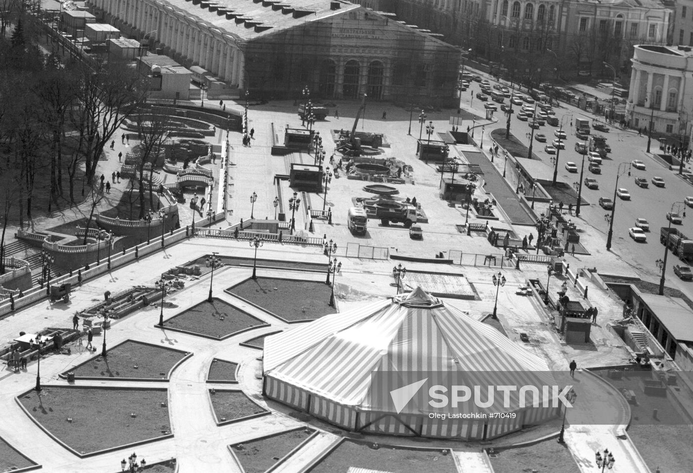 Construction of shopping mall "Okotny Ryad" in Manege Square