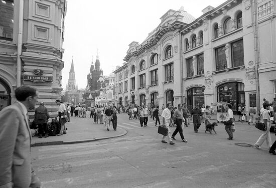 Crossing of Vetoshny Lane and Nikolskaya Street