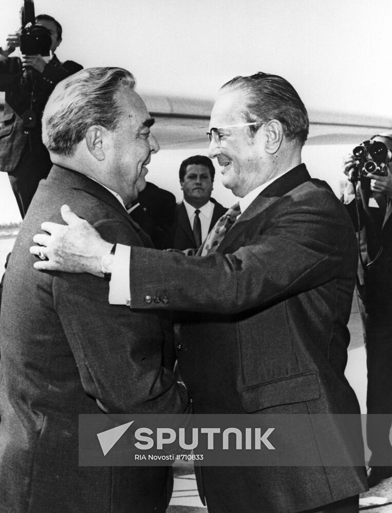 Tito welcomes Brezhnev at Belgrade's airport