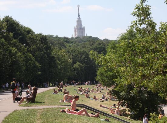 Moscow residents' day-off on Vorobyovy Hills