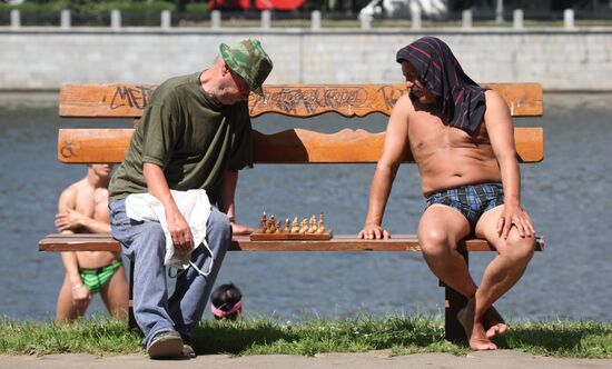 Moscow residents' day-off on Vorobyovy Hills