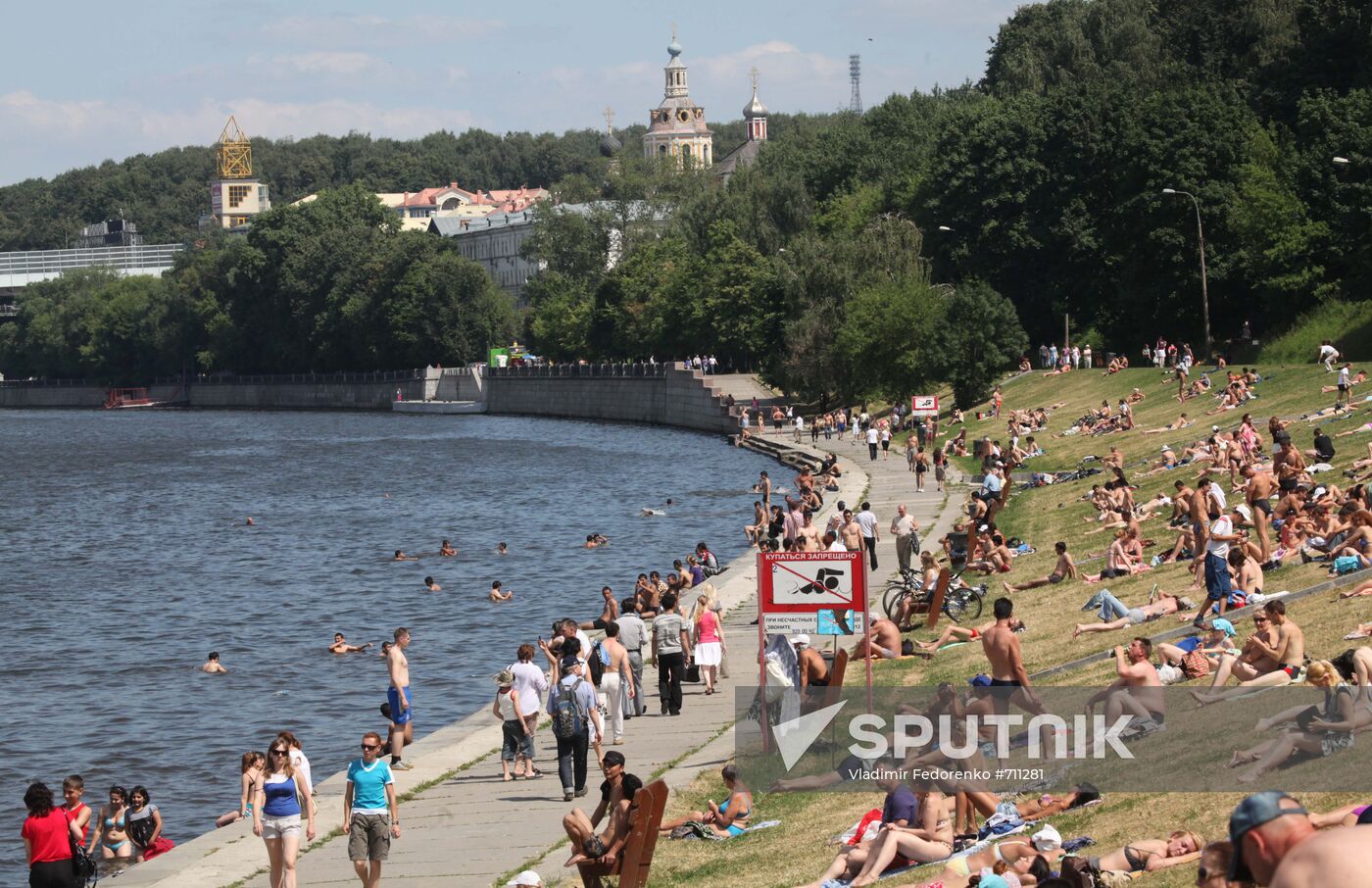 Moscow residents' day-off on Vorobyovy Hills