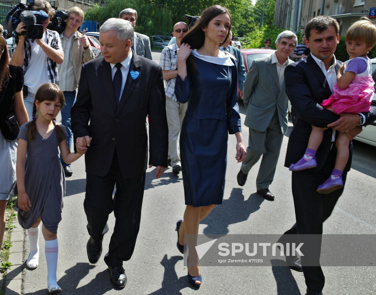 Jaroslaw Kaczynski with late Lech Kaczynski's family