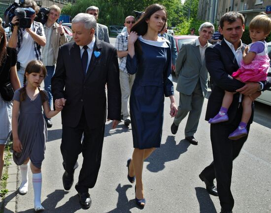 Jaroslaw Kaczynski with late Lech Kaczynski's family
