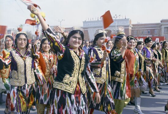 Festive demonstration in Dushanbe