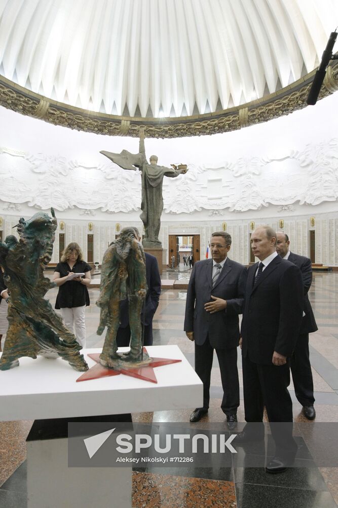Vladimir Putin looks at project-analogue of Glory Memorial