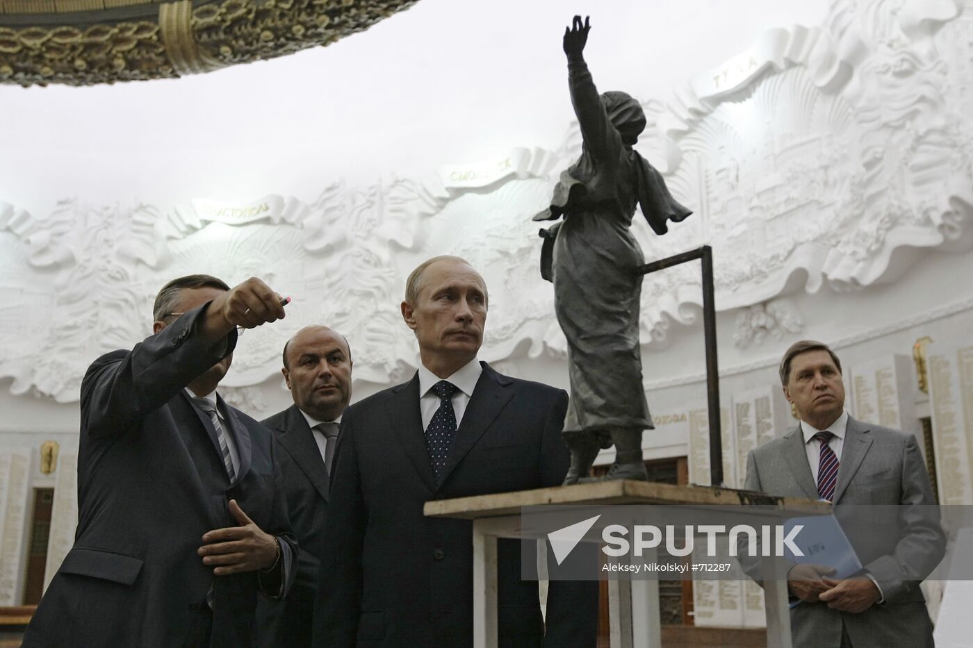 Vladimir Putin looks at project-analogue of Glory Memorial