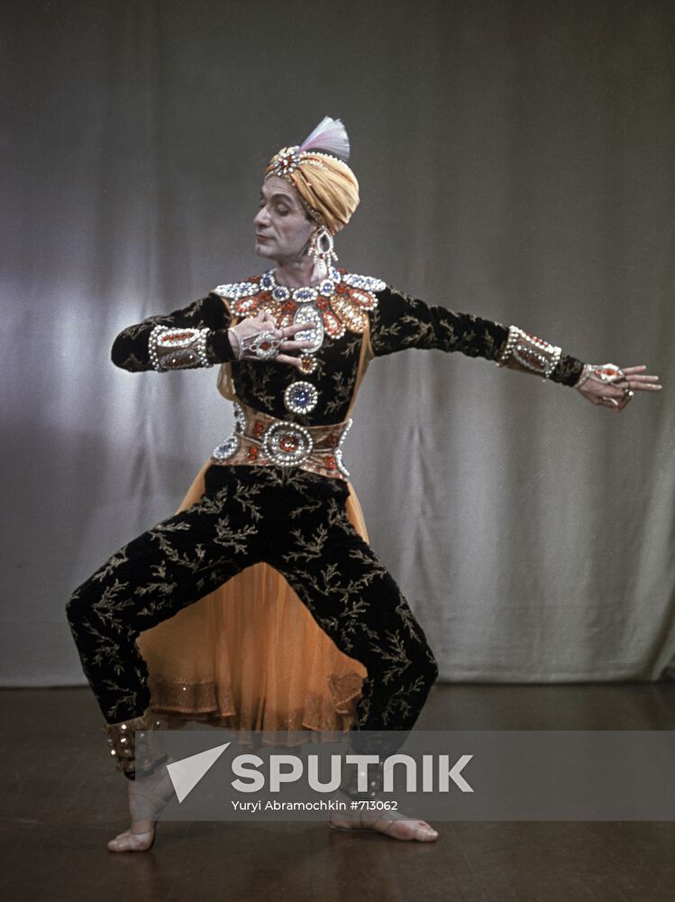 Makhmud Esambaev performing Indian dance