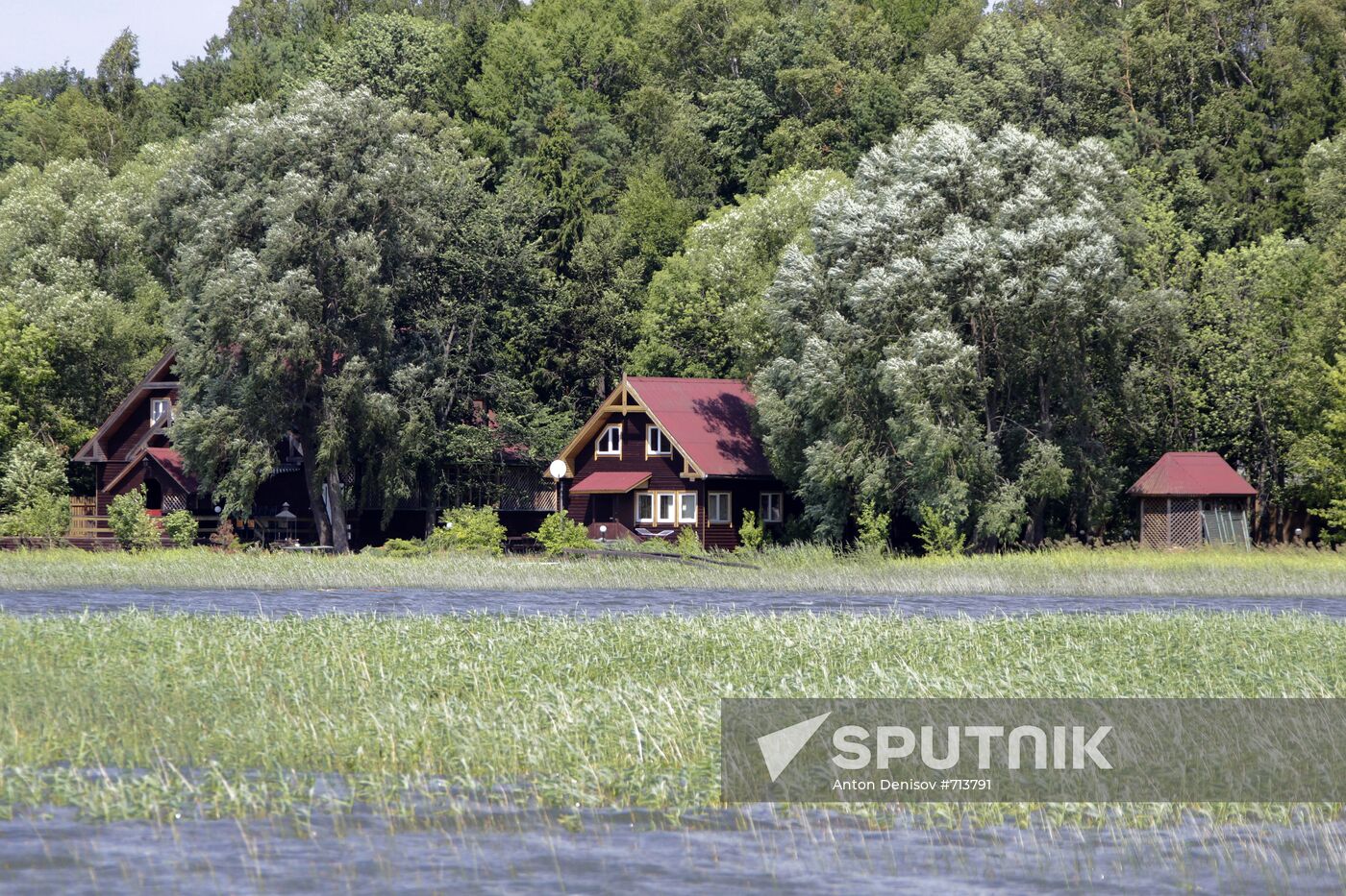 Private cottages on Istra Reservoir shore