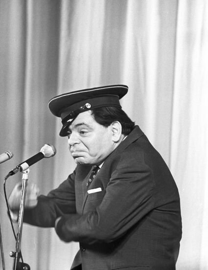 Artist Arkady Raikin performing