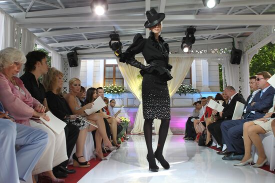 Valentin Yudashkin Collection Show: autumn-winter 2010-2011.