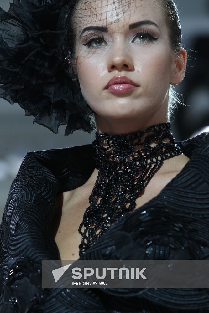 Valentin Yudashkin Collection Show: autumn-winter 2010-2011.