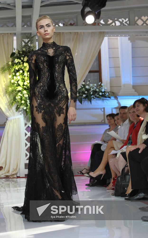 Valentin Yudashkin Collection Show: autumn-winter 2010-2011.